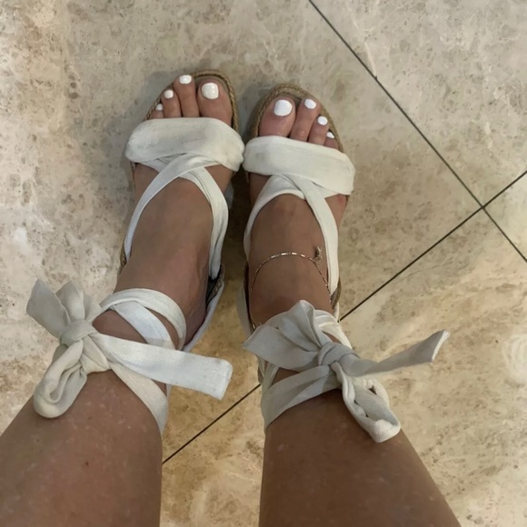 8.5 DKNY Womens Wedge Sandals, White, 38 1/2. Condition is Pre-owned. - Picture 3 of 6